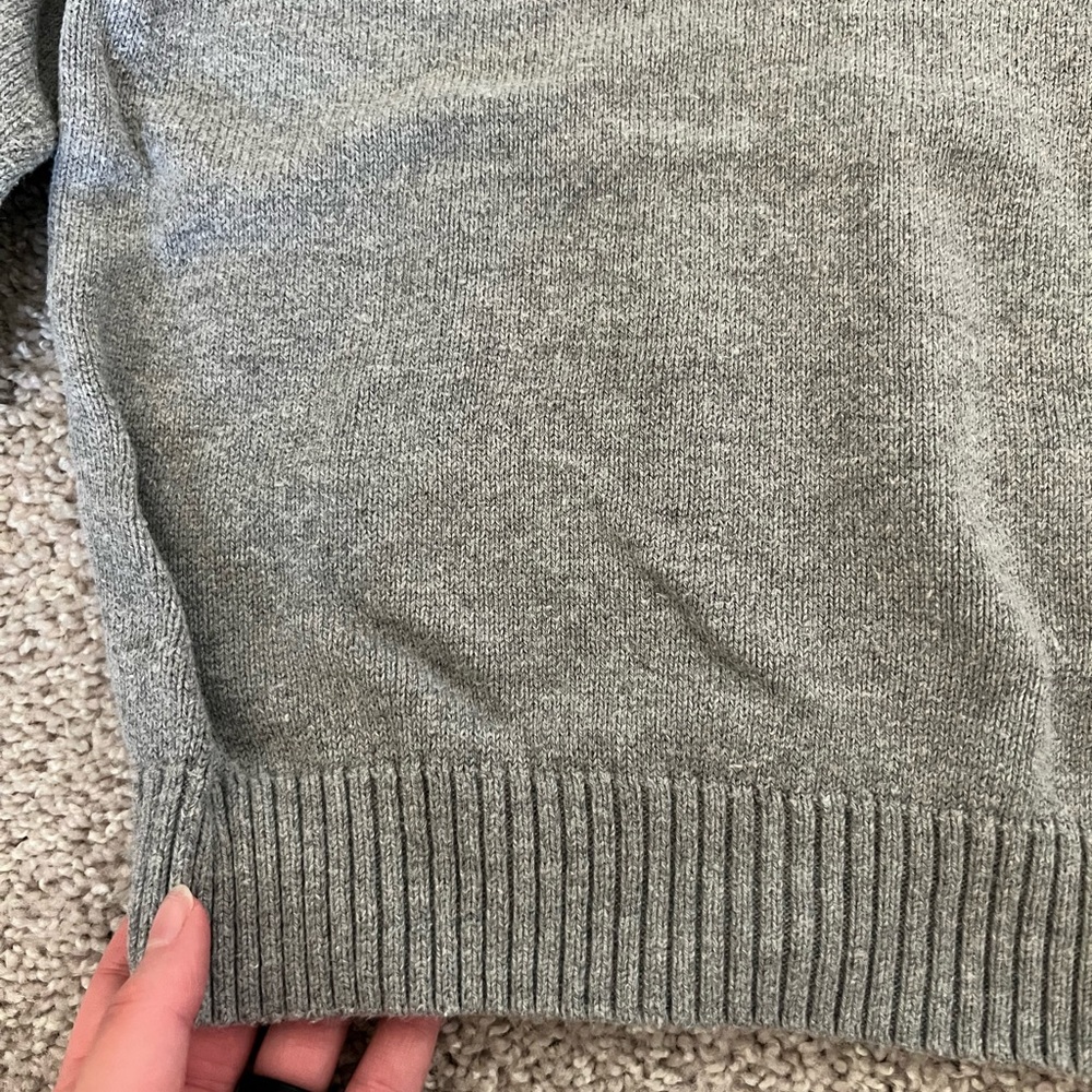 🔘GAP: Boy size M, gray long sleeve v-neck sweater, preowned🔘 - Picture 6 of 7